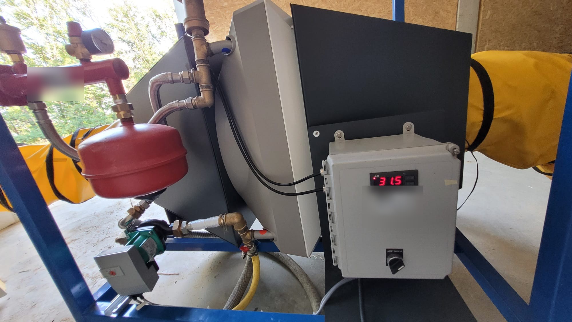 Groupe hydraulique du séchoir solaire, affichage de température à 31,5 °C