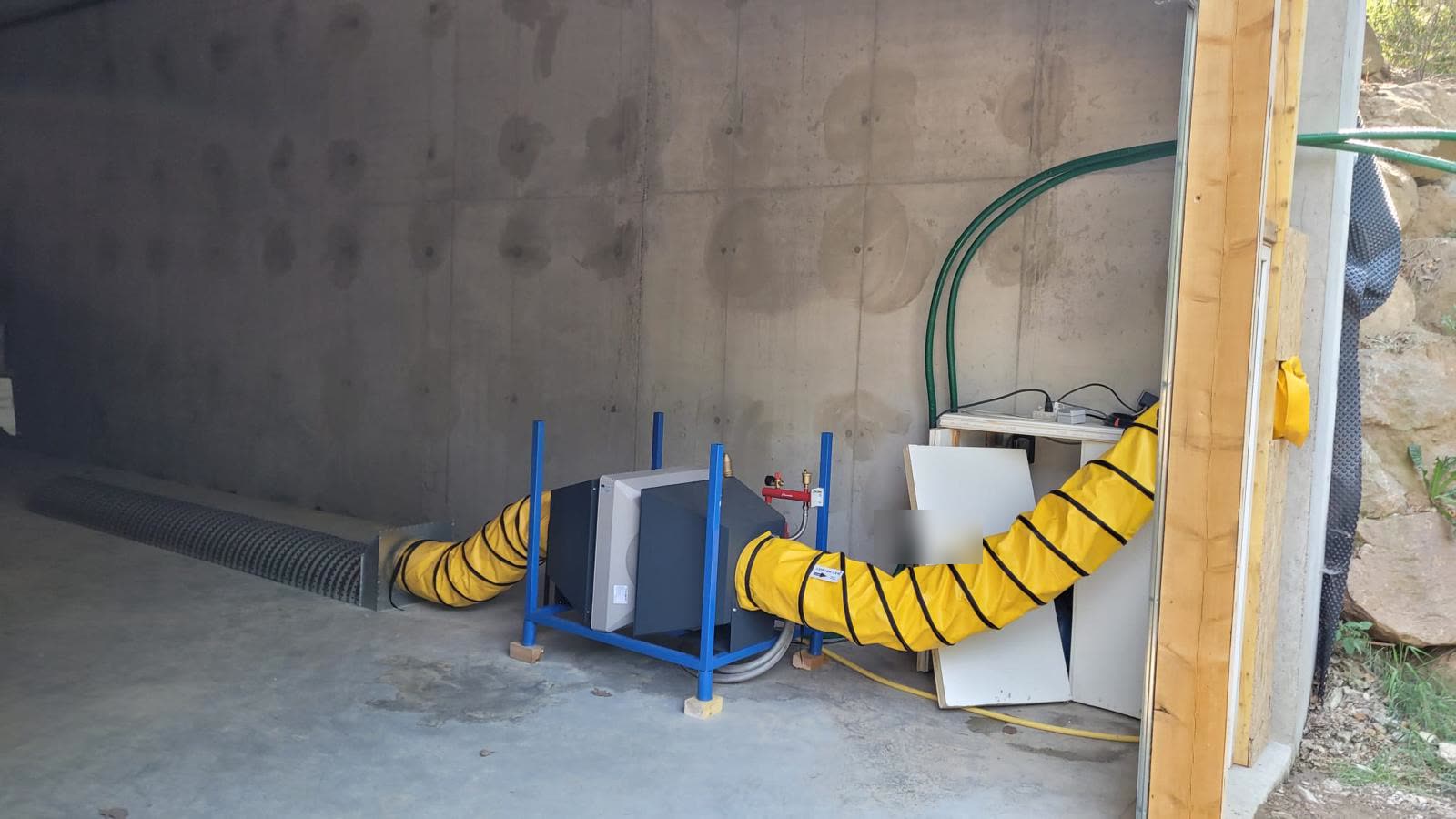 Intérieur du séchoir : unité de soufflage raccordée aux gaines de distribution d'air chaud